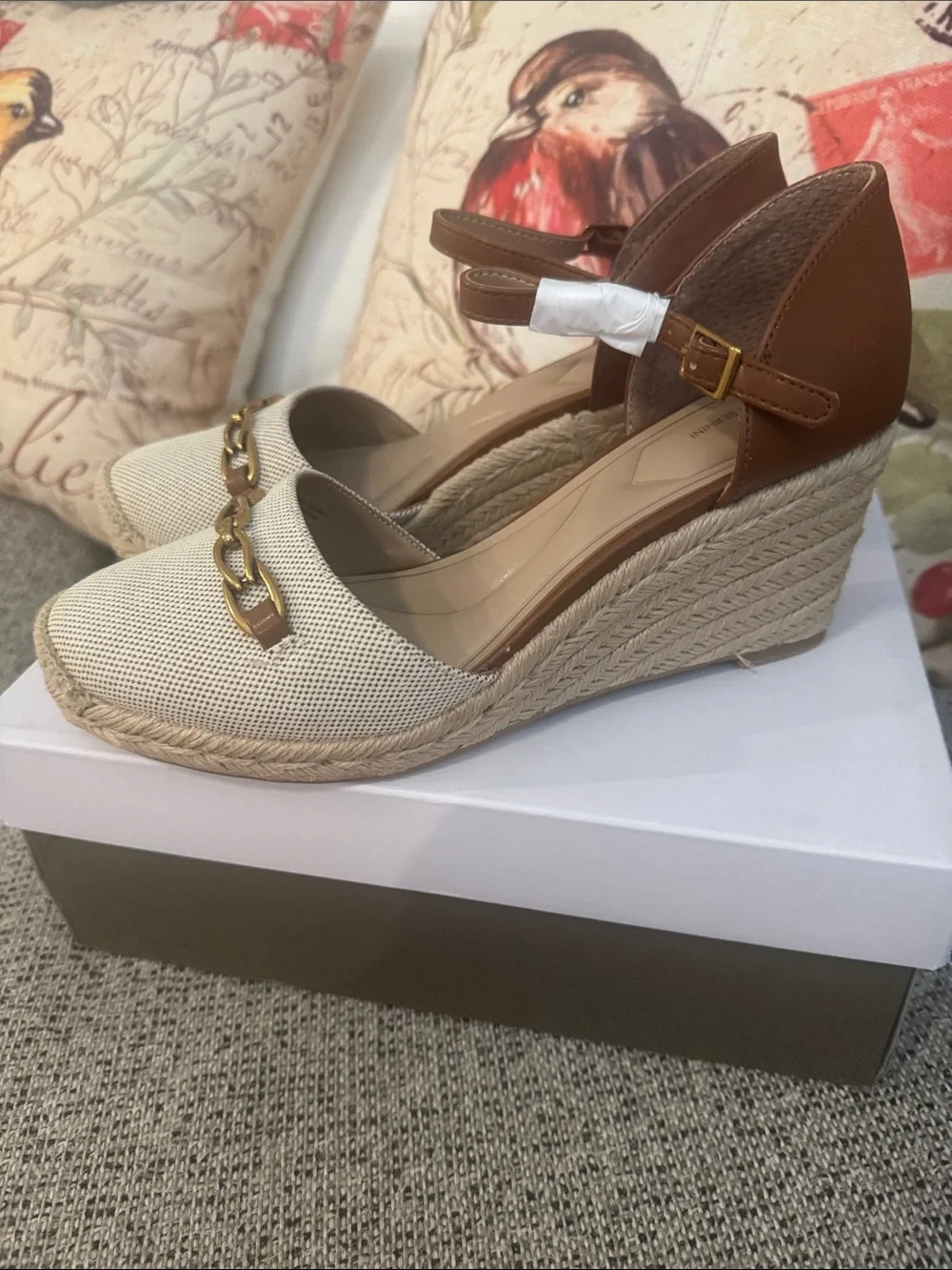Giani Bernini Beige and Brown Espadrille Wedge Sandals with Gold Chain 8.5 med